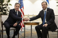Americký minister zahraničných vecí Antony Blinken s izraelským prezidentom Isaacom Herzogom počas ich stretnutia v Tel Avive. FOTO: TASR/AP