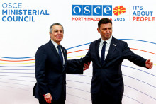 Švajčiarsky minister zahraničných vecí Ignazio Cassis s ministrom zahraničných vecí Severného Macedónska Bujarom Osmanim. FOTO: Reuters