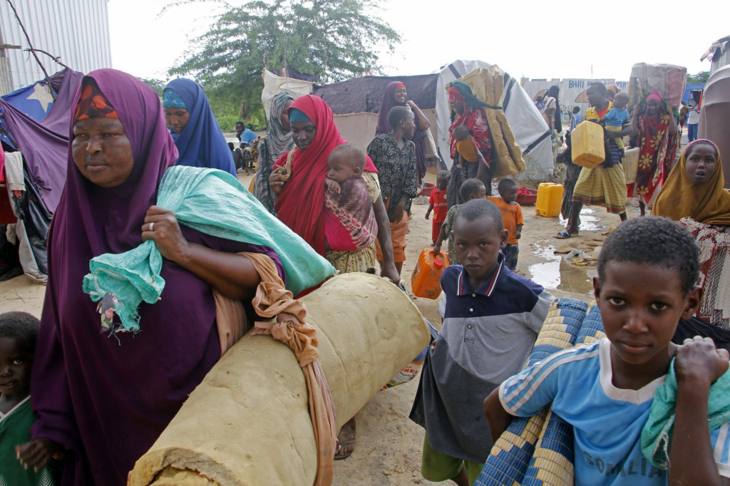 WA 51 Mogadišo -Vysídlení Somálčania opúšťajú zaplavený tábor v somálskej metropole Mogadišo v pondelok 13. novembra 2023. Prívalové dažde v Somálsku si vyžiadali najmenej 31 životov a viac než 1,2 milióna ľudí muselo opustiť svoje domovy, informovali v nedeľu somálske úrady. Organizácia Spojených národov (OSN) varovala pred povodňami, aké sa vyskytujú len raz za 100 rokov. V Somálsku, Keni a Etiópii od začiatku mesiaca prudko prší. Prívalové zrážky zapríčiňujú zosuvy pôdy a zatápajú budovy. FOTO TASR/AP

Somali displaced people vacate their camp after heavy floods entered their makeshift shelter, in Mogadishu, Somalia, Monday, Nov, 13, 2023. Somali authorities say floods caused by torrential rainfall have killed at least 30 people in various parts of the country. (AP Photo/Farah Abdi Warsameh) FOTO: Farah Abdi Warsameh