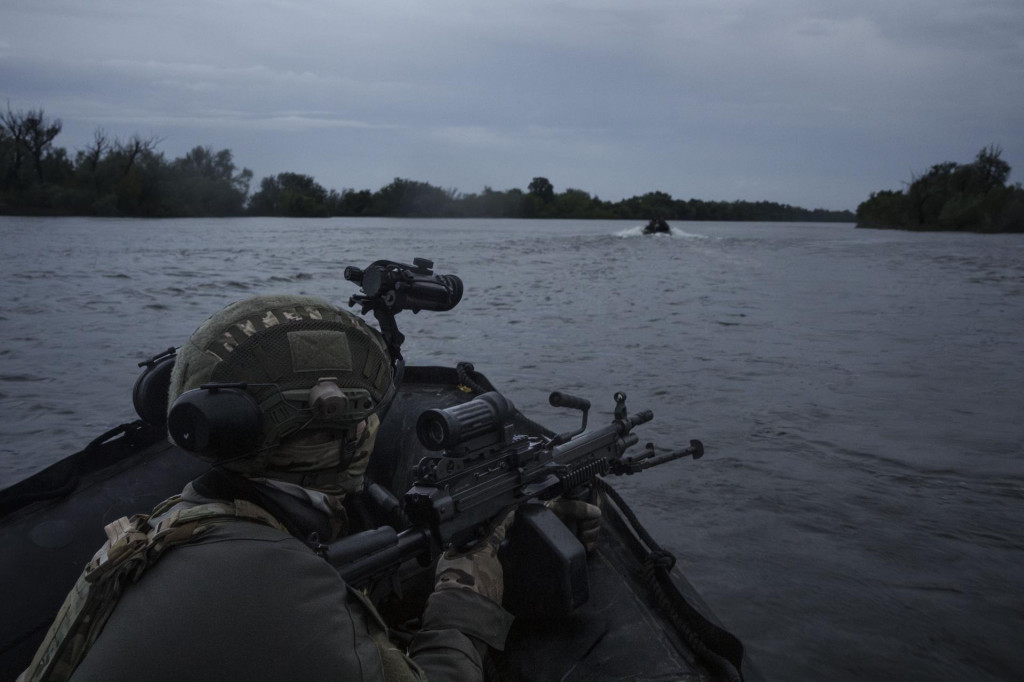 Ukrajinskí vojaci sa plavia na člne po rieke Dneper na frontovej línii pri meste Cherson na juhu Ukrajiny. FOTO: TASR/AP