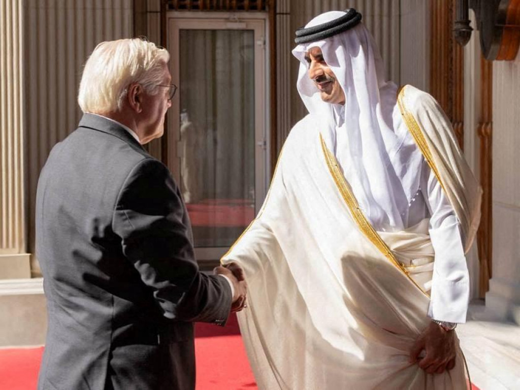 Katarský emir Tamim bin Hamad Al Thani sa stretol s nemeckým prezidentom Frankom-Walterom Steinmeierom. FOTO: Reuters