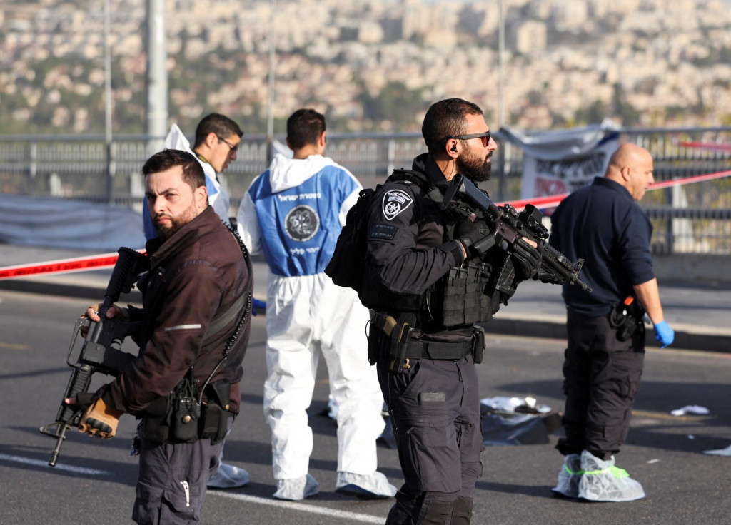 Izraelčania pracujú na mieste násilného incidentu v Jeruzaleme. FOTO: REUTERS