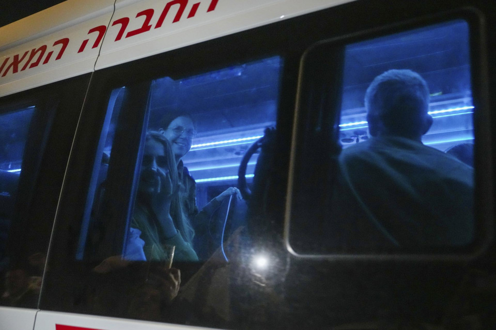 21-ročná Mia Schemová po prepustení neďaleko Okafimu v Izraeli 30. novembra 2023. Izraelská armáda vo štvrtok oznámila, že od Červeného kríža prevzala ďalších dvoch izraelských rukojemníkov odvlečených palestínskym militantným hnutím do Pásma Gazy. Následne ich prevezú na izraelskú vojenskú základňu Chacerim. FOTO: TASR/AP