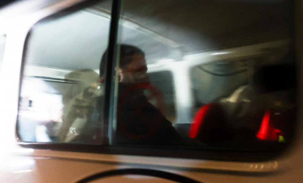 Ľudia sedia vo vozidle Červeného kríža, ako súčasť konvoja s rukojemníkmi, ktorých uniesli militanti Hamasu počas útoku na Izrael 7. októbra. FOTO: Reuters