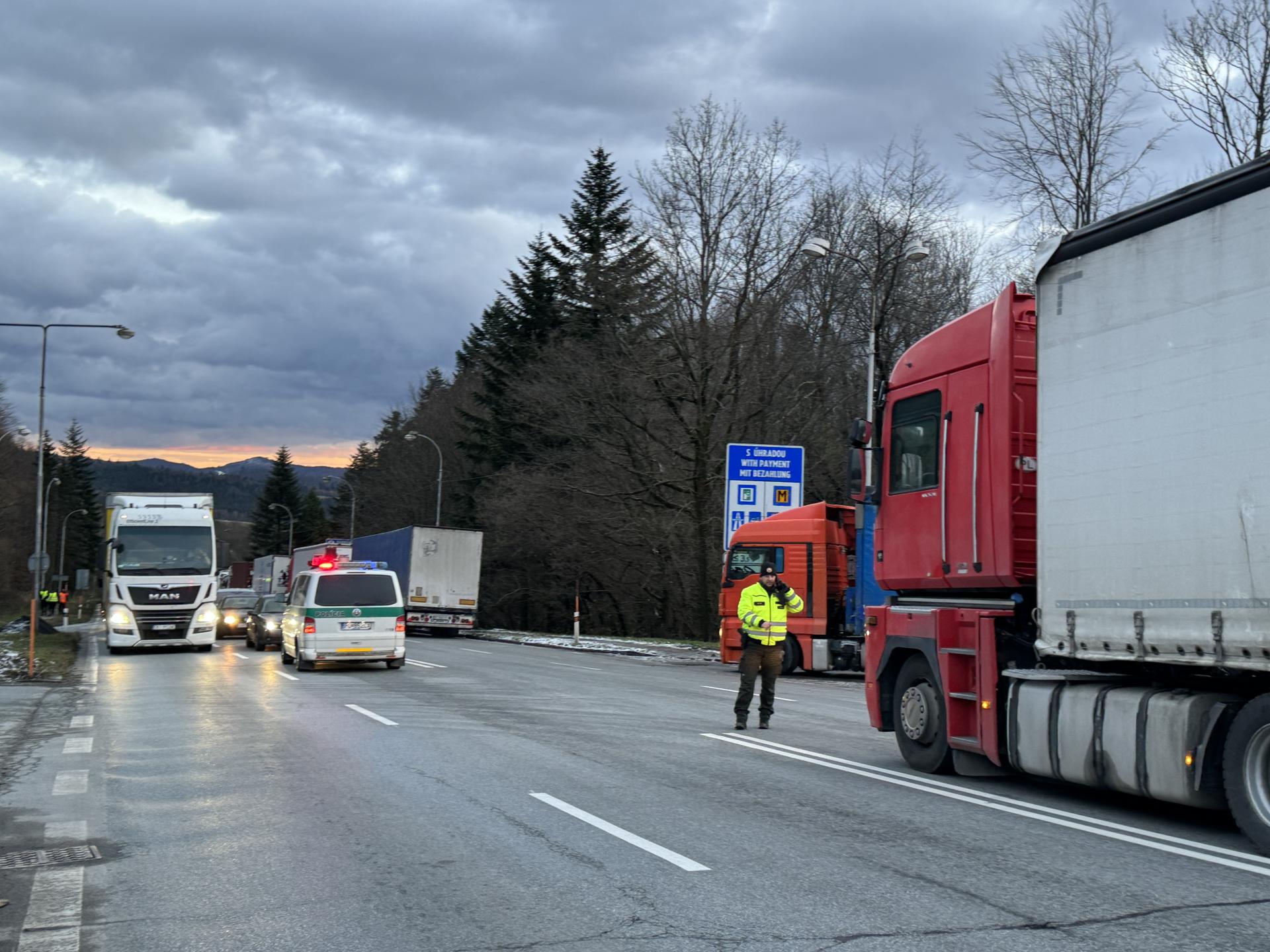 Dopravcovia zablokovali hraničný priechod Vyšné Nemecké. O ďalšom postupe rozhodnú v pondelok