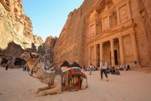 Turisti sa schádzajú pred pokladnicou v starobylom meste Petra. FOTO: Reuters