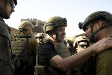 Izraelský premiér Benjamin Netanjahu sa zdraví s vojakmi počas návštevy v Pásme Gazy. FOTO: TASR/AP