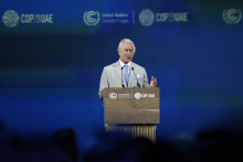 Britský kráľ Karol III. vystupuje s prejavom na otvorení klimatického summitu COP28 v Dubaji. FOTO: TASR/AP