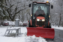 Traktor odhŕňa sneh počas januárového sneženia v Bratislave. FOTO: TASR/Pavol Zachar