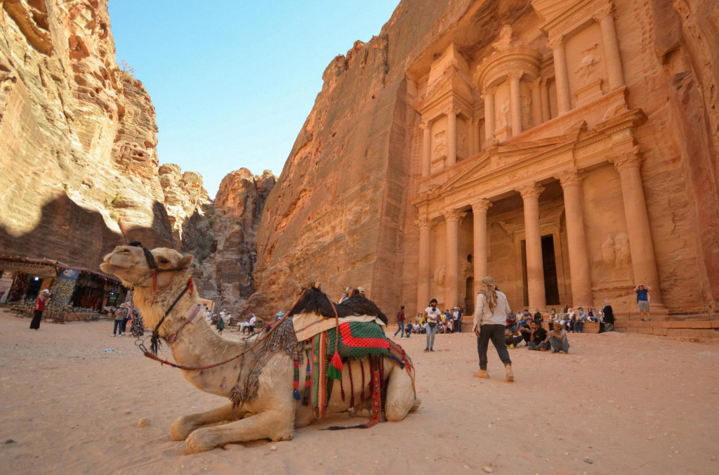 Turisti sa schádzajú pred pokladnicou v starobylom meste Petra. FOTO: Reuters