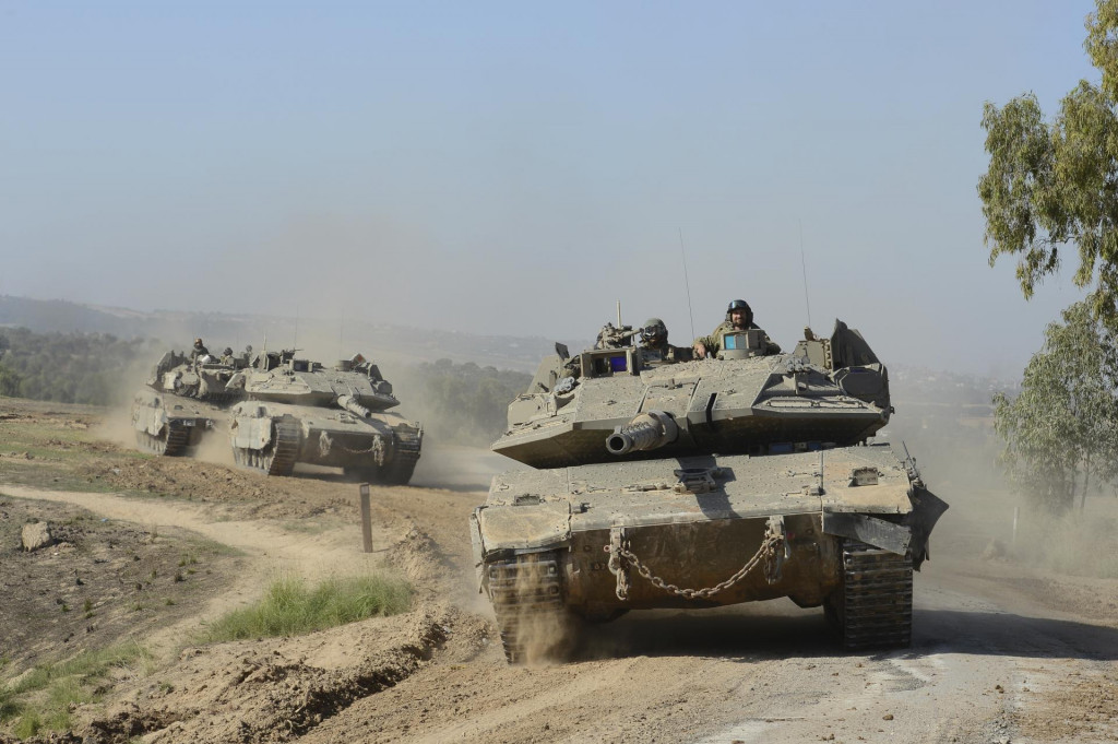 Konvoj izraelských tankov manévruje pri odchode z Gazy. FOTO TASR/AP
