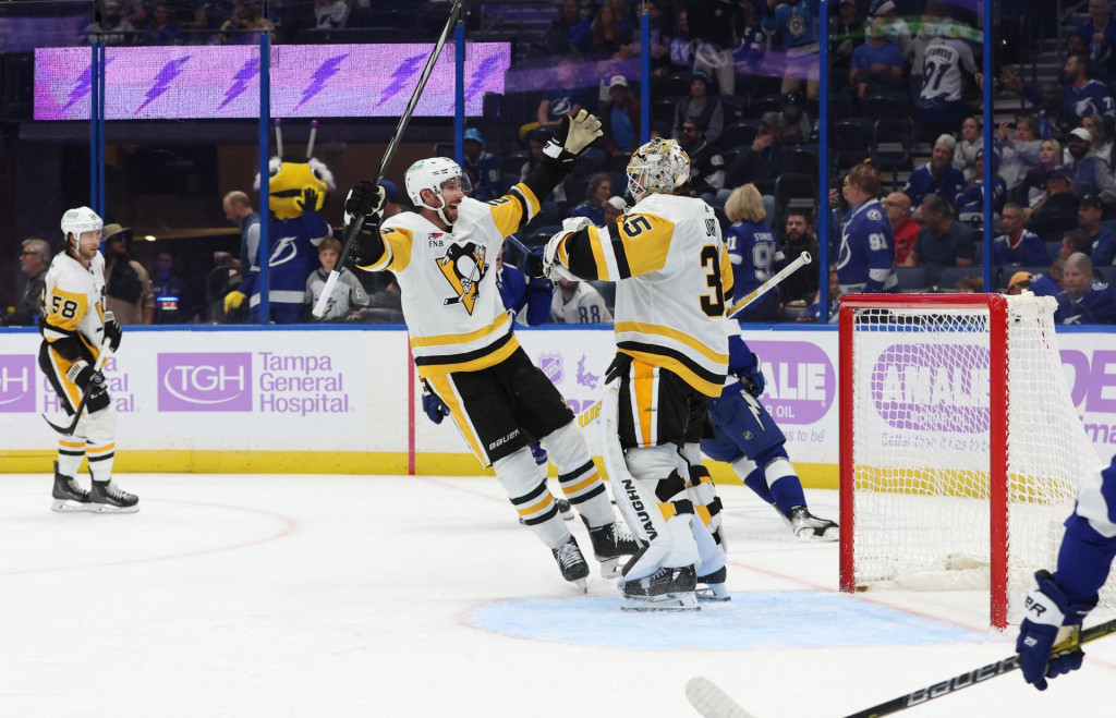 Nov 30, 2023; Tampa, Florida, USA; Pittsburgh Penguins goaltender Tristan Jarry (35) and defenseman Marcus Pettersson (28) celebrate after they beat the Tampa Bay Lightning at Amalie Arena. Mandatory Credit: Kim Klement Neitzel-USA TODAY Sports FOTO: Kim Klement Neitzel
