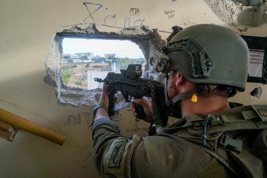 Izraelský vojak operuje v pásme Gazy. FOTO: Reuters