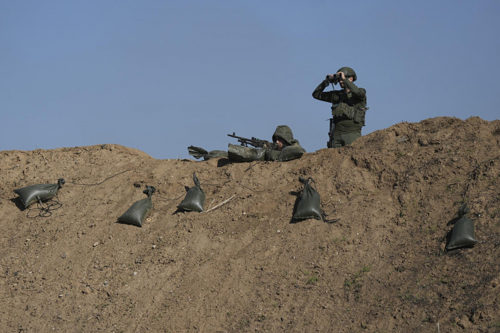 Izraelskí vojaci sledujú okolie na juhu Izraela neďaleko hraníc s Pásmom Gazy počas dočasného prímeria medzi Izraelom a palestínskym militantným hnutím Hamas. FOTO: TASR/AP
