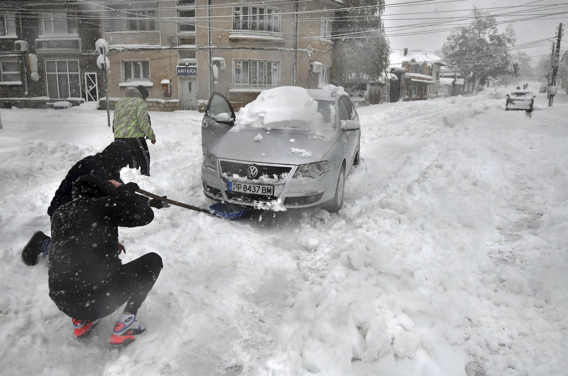 Husté sneženie v Česku komplikuje už aj dopravu, hlavné ťahy sú však prejazdné