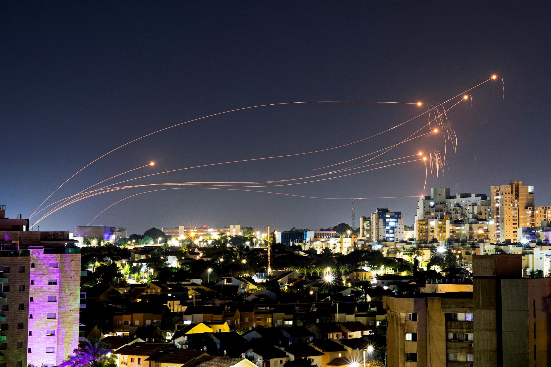 V Pásme Gazy vrátane juhu prebiehajú ťažké boje, armáda hlási 400 vzdušných úderov