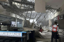 Poškodený strop nákupného centra v meste General Santos na juhu filipín 17. novembra 2023. FOTO: TASR/AP
