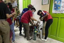 Dobrovoľníci poskytujú pomoc ľuďom po zemetrasení, ktoré zasiahlo juh Filipín v piatok 17. novembra 2023.  FOTO TASR/AP
