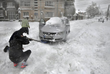 V uplynulých dňoch výdatne snežilo aj v Bulharsku.  FOTO: TASR/AP
