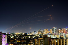 Rakety odpálené z pásma Gazy po vypršaní dočasného prímeria.  FOTO: Reuters