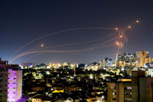 Izraelský protiraketový systém Železná kupola zachytil rakety odpálené z pásma Gazy po vypršaní dočasného prímeria. FOTO: Reuters