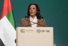 Americká viceprezidentka Kamala Harrisová rozpráva na plenárnom zasadnutí Klimatickej konferencie OSN COP 28 v Dubaji 2. decembra 2023. FOTO: TASR/AP
