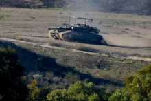Izraelský tank neďaleko Gazy. FOTO: Reuters
​