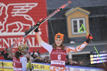 Petra Vlhová oslavuje víťazstvo v obrovskom slalome Svetového pohára žien v alpskom lyžovaní na Mont Tremblant. FOTO: Reuters