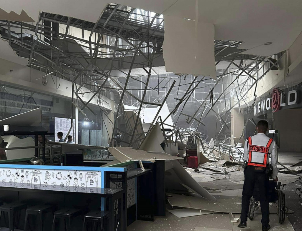 Poškodený strop nákupného centra v meste General Santos na juhu filipín 17. novembra 2023. FOTO: TASR/AP
