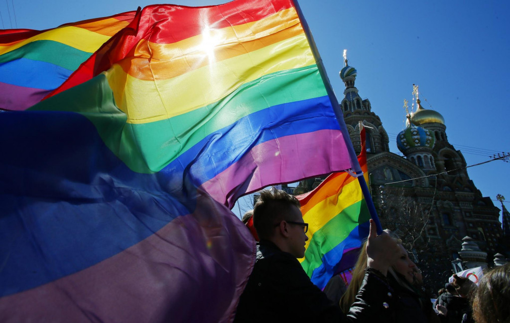 Aktivisti za práva homosexuálov nesú dúhové vlajky počas prvomájového pochodu v Petrohrade. FOTO: TASR/AP
