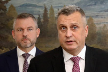 Predseda strany Hlas-SD Peter Pellegríni a v popredí predseda SNS Andrej Danko. FOTO: HN/Pavol Funtál