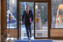 Minister financií Ladislav Kamenický priniesol na rokovanie vlády rozpočet a zopár opatrení. FOTO: TASR/J. Novák