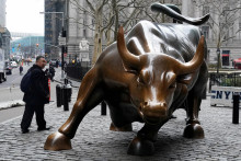 Býk je na Wall Street symbolom rastúcich trhov a hospodárskej prosperity. Americkí spotrebitelia sú chrbtovou kosťou amerického hospodárstva a od ich optimizmu závisí rast alebo pád Ameriky. FOTO: REUTERS