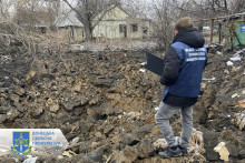 Ostreľovanie v meste Novohrodivka v Doneckej oblasti na východe Ukrajiny. FOTO: TASR/AP
