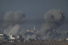 Dym stúpa pri explózii po izraelskom bombardovaní pásma Gazy. FOTO: TASR/AP