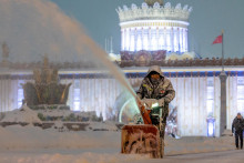 Komunálny pracovník čistí cestu od snehu v Moskve. FOTO: Reuters