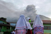 Sopka Mount Marapi chrlí sopečný popol. FOTO: Reuters