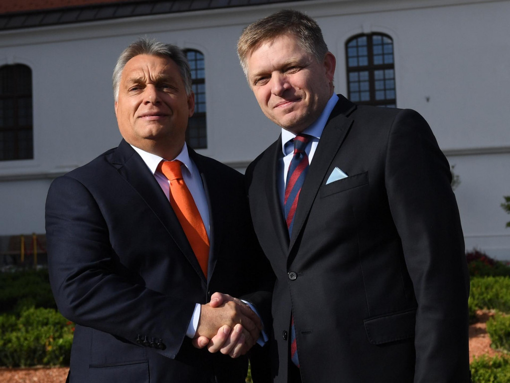 Predseda vlády Robert Fico a maďarský premiér Viktor Orbán počas príchodu na summit Za rovnakú kvalitu produktov pre všetkých v Bratislave v roku 2017. FOTO: TASR/ Martin Baumann