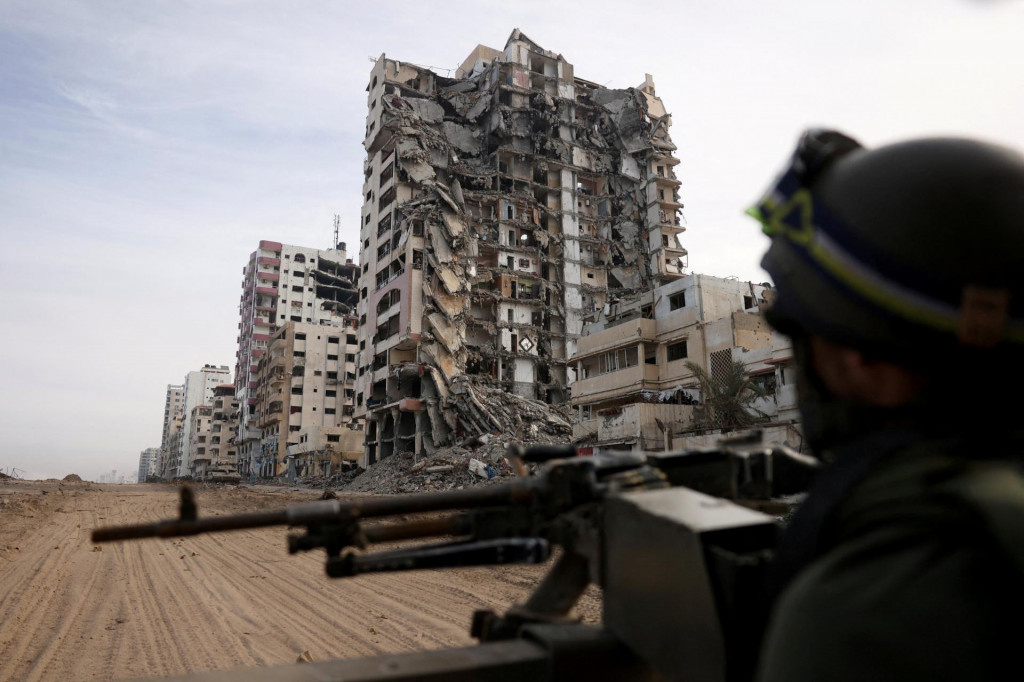 Izraelský vojak v severnom pásme Gazy. FOTO: Reuters