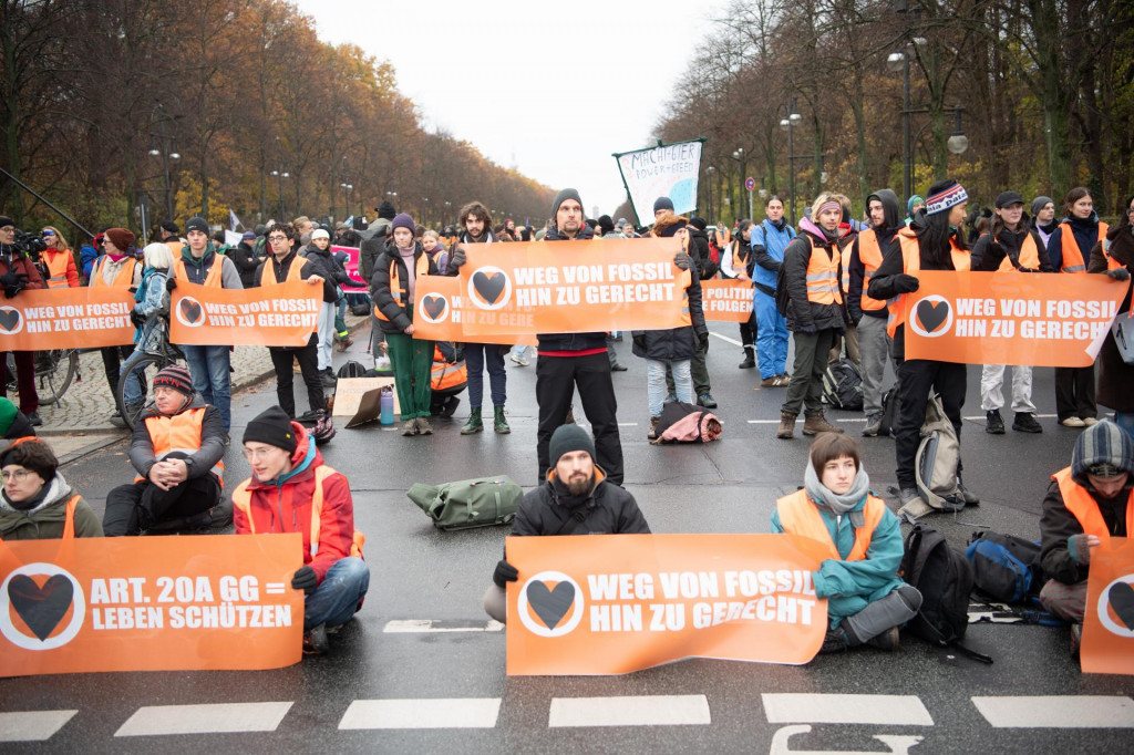 Klimatickí aktivisti zo skupiny Letzte Generation (Posledná generácia) blokovali na protest premávku na jednej z hlavných dopravných tepien v centre Berlína. FOTO TASR/DPA
