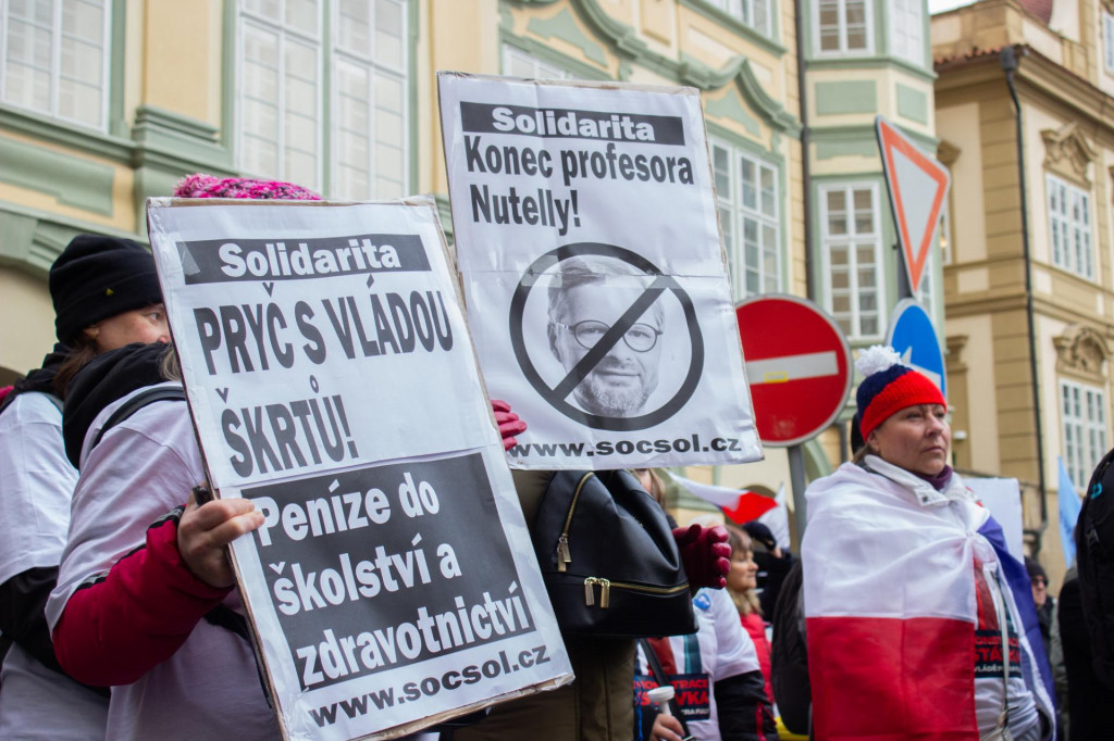 Proti vládnym opatreniam kabinetu Petra Fialu protestovali v Prahe tisícky demonštrantov. FOTO: TASR/B. Vizváryová