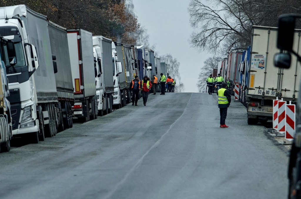 Ukrajinské kamióny parkujú neďaleko poľsko-ukrajinskej hranice. FOTO: Reuters