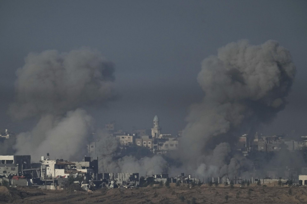 Dym stúpa pri explózii po izraelskom bombardovaní pásma Gazy. FOTO: TASR/AP