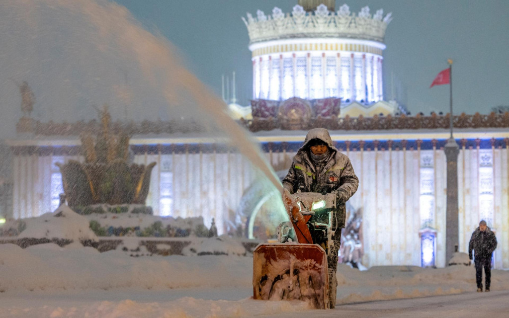 Komunálny pracovník čistí cestu od snehu v Moskve. FOTO: Reuters