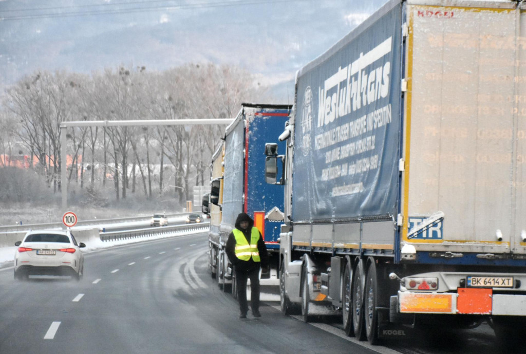Odstavené kamióny prichádzajúce po diaľnici D1 v smere od mesta Prešov stoja za sebou, v jednom jazdnom pruhu na diaľnici D1, od zjazdu z diaľnice pri obci Bidovce v okrese Košice - okolie. FOTO: TASR/Roman Hanc