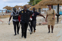 Pracovníci pohrebnej služby prevážajú telo turistky po útoku žraloka neďaleko bahamského letoviska Sandals Royal. FOTO: Reuters