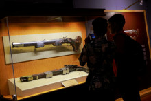 Ľudia si prezerajú artefakty z koloniálnej éry, ktoré sa vrátili z Holandska, v hlavnom múzeu v Kolombe na Srí Lanke. FOTO: Reuters