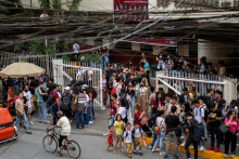 Študenti sa evakuujú po zemetrasení v Manile na Filipínach. FOTO: Reuters
