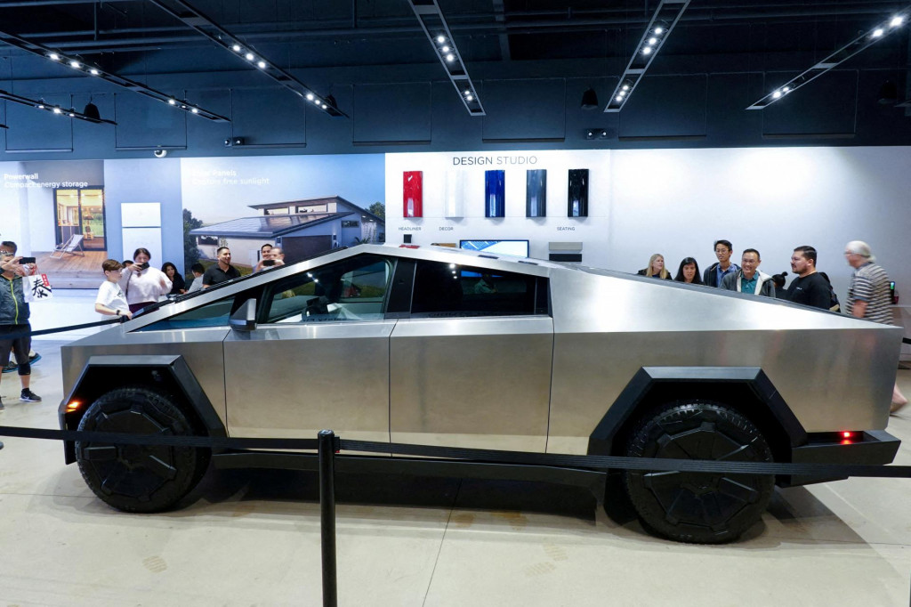 Nový model Tesla Cybertruck v predajni v kalifornskom San Diegu. FOTO: Reuters