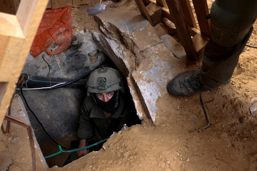 Izraelskí vojaci pri vchode do tunela v areáli nemocnice al-Šífa v meste Gaza. FOTO: REUTERS